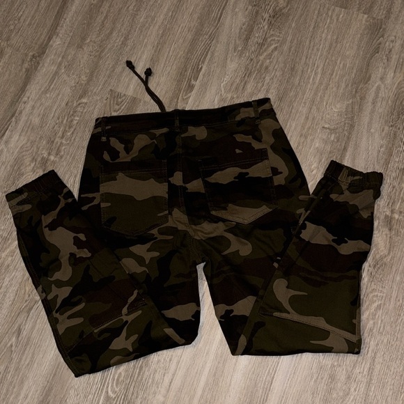 Women's Camouflage Cargo Pants - Picture 6 of 6